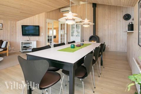 Der Aufenthaltsraum bietet Platz für 12 Personen, wenn ihr das Ferienhaus 326 in Nordjütland besucht.