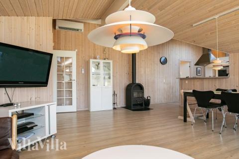 Der große, lichtdurchflutete Aufenthaltsraum im Luxusferienhaus Nr. 326 für 12.