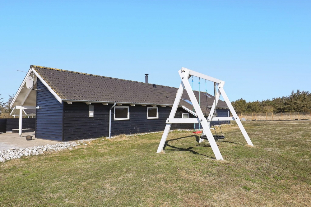 Zu dem attraktiven Ferienhaus Nr. 326 in Nordjütland gehört auch ein tolles Angebot im Außenbereich, z. B. Spieleturm und Schaukeln