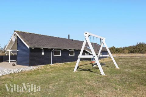 Zu dem attraktiven Ferienhaus Nr. 326 in Nordjütland gehört auch ein tolles Angebot im Außenbereich, z. B. Spieleturm und Schaukeln