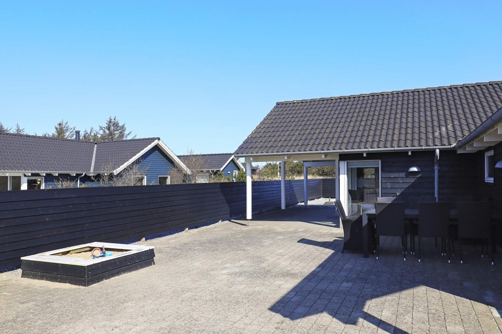 Genießen Sie einen Grillabend auf der Terrasse des Luxusferienhauses Nr. 326 in Nordjütland