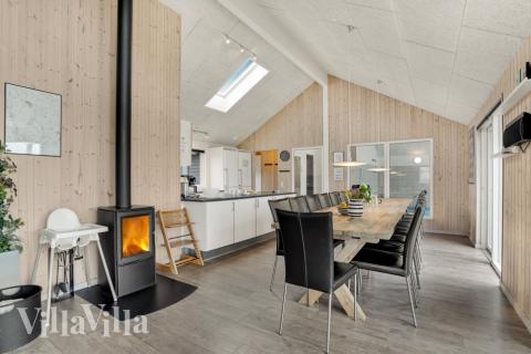 Der große, lichtdurchflutete Aufenthaltsraum im Luxusferienhaus Nr. 328 für 18.