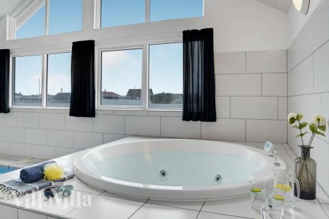 Genießen Sie den warmen Whirlpool im Luxusferienhaus Nr. 328 in Westjütland