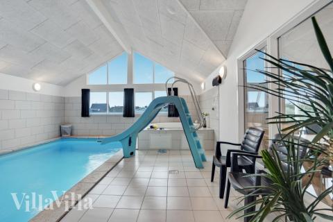 Das Ferienhaus 328 hat einen schicken Poolbereich mit Wasserrutsche, einem geräumigen, eingelassenen Whirlpool und einer Sauna.