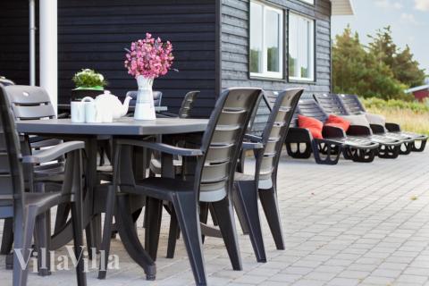 Genießen Sie einen Grillabend auf der Terrasse des Luxusferienhauses Nr. 328 in Westjütland