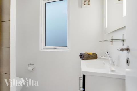 Eines der Badezimmer im Luxusferienhaus Nr. 328