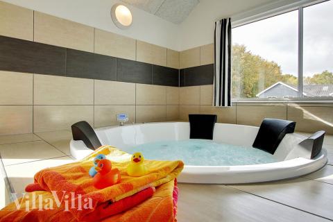 Genießen Sie den warmen Whirlpool im Luxusferienhaus Nr. 330 in Ostjütland