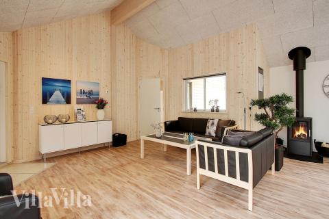 Der große, lichtdurchflutete Aufenthaltsraum im Luxusferienhaus Nr. 330 für 24.