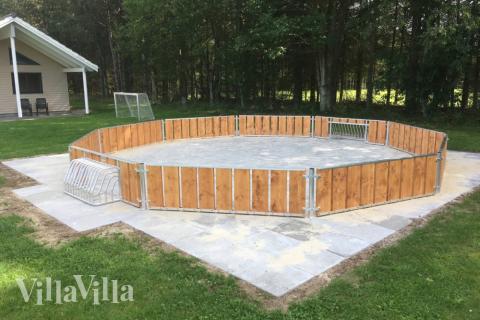 Zu dem attraktiven Ferienhaus Nr. 330 in Ostjütland gehört auch ein tolles Angebot im Außenbereich, z. B. Spieleturm und Schaukeln