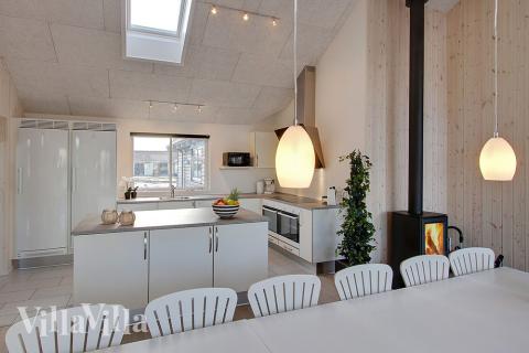 Der Aufenthaltsraum bietet Platz für 16 Personen, wenn ihr das Ferienhaus 334 in Ostjütland besucht.