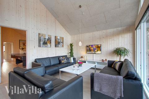 Der große, lichtdurchflutete Aufenthaltsraum im Luxusferienhaus Nr. 334 für 16.