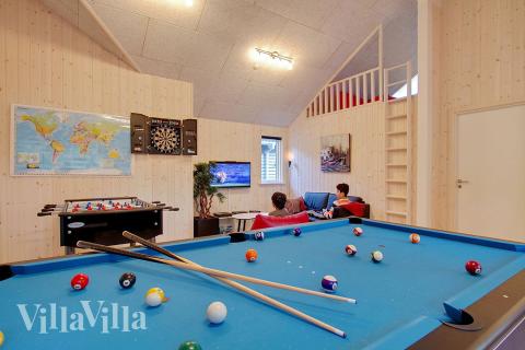 Aktivitätsraum im Luxusferienhaus Nr. 334 mit 6 Schlafzimmern und Platz für 16 Gäste.