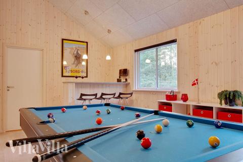 Neben den vielen schönen Stunden, die man im Poolbereich des Hauses verbringen kann, bietet das Luxusferienhaus 334 auch Spielevergnügen bei Billard/Tischtennis und Darts