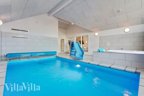 Das Ferienhaus 334 hat einen schicken Poolbereich mit Wasserrutsche, einem geräumigen, eingelassenen Whirlpool und einer Sauna.