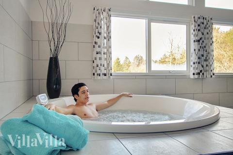 Genießen Sie den warmen Whirlpool im Luxusferienhaus Nr. 334 in Ostjütland