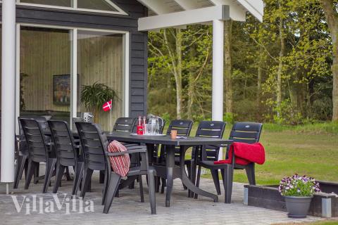 Genießen Sie einen Grillabend auf der Terrasse des Luxusferienhauses Nr. 334 in Ostjütland