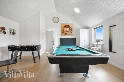 Neben den vielen schönen Stunden, die man im Poolbereich des Hauses verbringen kann, bietet das Luxusferienhaus 332 auch Spielevergnügen bei Billard/Tischtennis und Darts