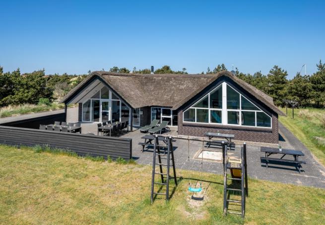 Dieses schöne Poolhaus Nr. 332 mit Platz für 20 Personen liegt in Westjütland
