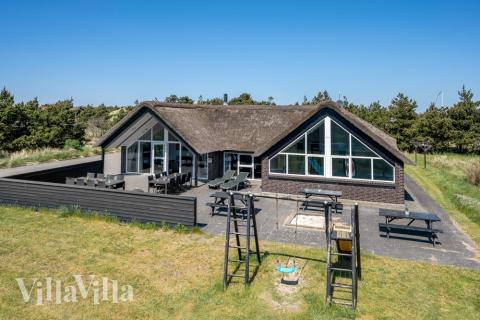 Dieses schöne Poolhaus Nr. 332 mit Platz für 20 Personen liegt in Westjütland