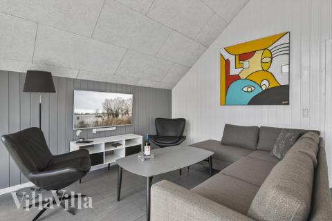 Die Couch im Luxusferienhaus Nr. 332 in Westjütland lädt zu Gesellschaftsspielen oder zu Kinoabenden ein.