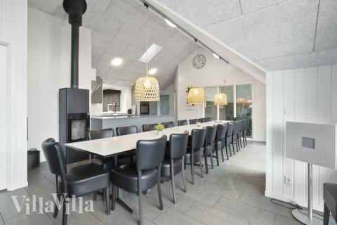 Der große, lichtdurchflutete Aufenthaltsraum im Luxusferienhaus Nr. 332 für 20.