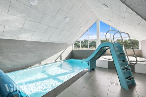 Das Ferienhaus 332 hat einen schicken Poolbereich mit Wasserrutsche, einem geräumigen, eingelassenen Whirlpool und einer Sauna.