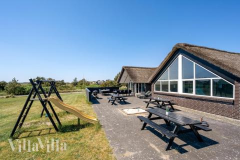 Zu dem attraktiven Ferienhaus Nr. 332 in Westjütland gehört auch ein tolles Angebot im Außenbereich, z. B. Spieleturm und Schaukeln