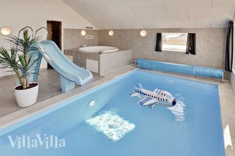 Das Ferienhaus 336 hat einen schicken Poolbereich mit Wasserrutsche, einem geräumigen, eingelassenen Whirlpool und einer Sauna.