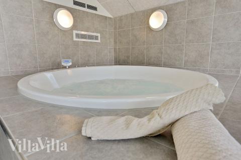 Genießen Sie den warmen Whirlpool im Luxusferienhaus Nr. 336 in Fünen und seine Inseln