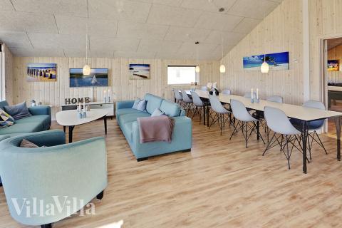 Der große, lichtdurchflutete Aufenthaltsraum im Luxusferienhaus Nr. 336 für 14.