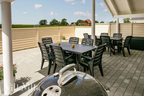 Auf der Terrasse des Ferienhauses Nr. 336 ist Platz für 14 Personen.