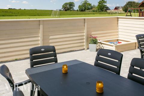 Das Luxusferienhaus Nr. 336 hat eine tolle Terrasse, die mit hochwertigen Gartenmöbeln für 14 Personen ausgestattet ist.