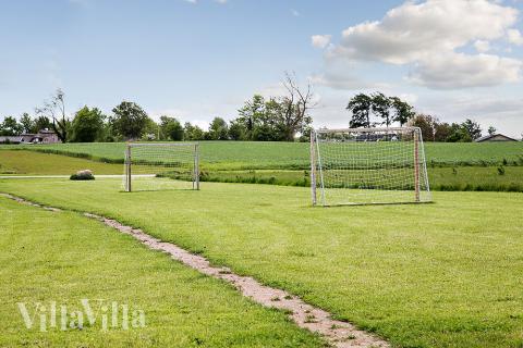 Zu dem attraktiven Ferienhaus Nr. 336 in Fünen und seine Inseln gehört auch ein tolles Angebot im Außenbereich, z. B. Spieleturm und Schaukeln