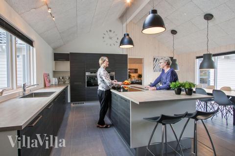 Die Küche in dem Luxusferienhaus Nr. 335 ist so gut ausgestattet, dass man problemlos Mahlzeiten für 24 Personen zubereiten kann.