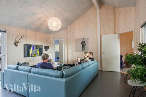 Der große, lichtdurchflutete Aufenthaltsraum im Luxusferienhaus Nr. 335 für 24.