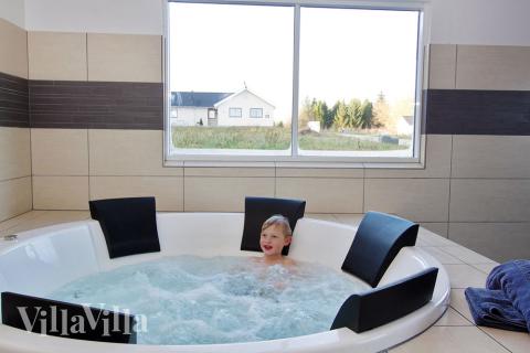 Genießen Sie den warmen Whirlpool im Luxusferienhaus Nr. 335 in Ostjütland