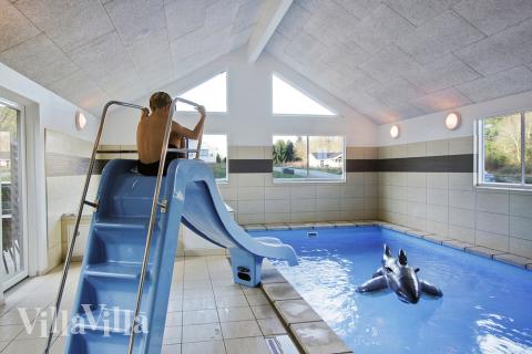 Das Ferienhaus 335 hat einen schicken Poolbereich mit Wasserrutsche, einem geräumigen, eingelassenen Whirlpool und einer Sauna.