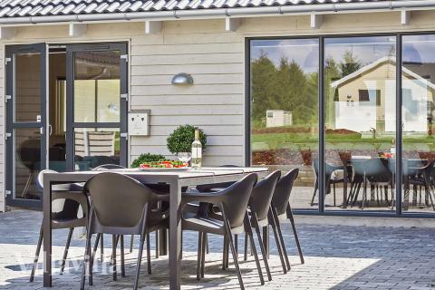 Das Luxusferienhaus Nr. 335 hat eine tolle Terrasse, die mit hochwertigen Gartenmöbeln für 24 Personen ausgestattet ist.