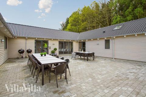 Genießen Sie einen Grillabend auf der Terrasse des Luxusferienhauses Nr. 335 in Ostjütland