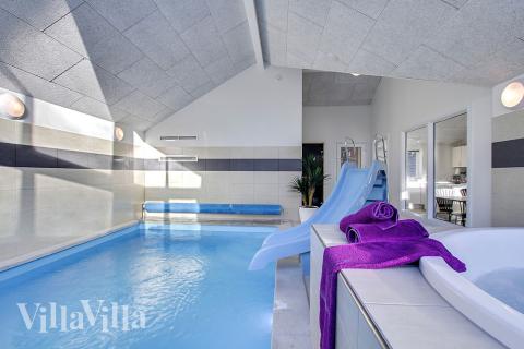 Das Ferienhaus 337 hat einen schicken Poolbereich mit Wasserrutsche, einem geräumigen, eingelassenen Whirlpool und einer Sauna.