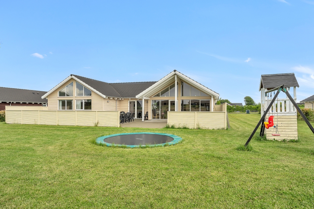 Dieses schicke Poolhaus Nr. 338 liegt in Fünen und seine Inseln und bietet Platz für 16 Personen.