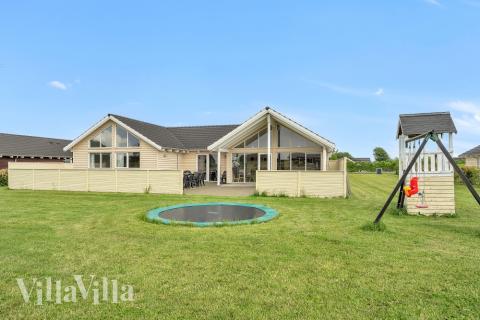 Dieses schicke Poolhaus Nr. 338 liegt in Fünen und seine Inseln und bietet Platz für 16 Personen.