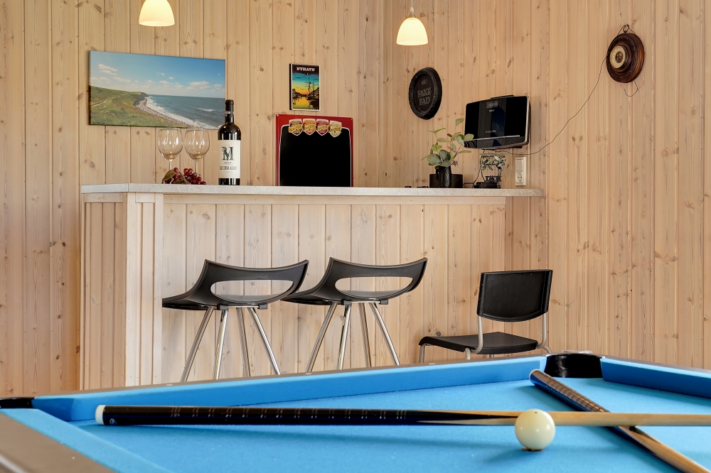Das Luxusferienhaus 338 für 16 Personen hat einen großen Aktivitätsraum mit u. a. Billard und Darts