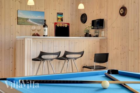 Das Luxusferienhaus 338 für 16 Personen hat einen großen Aktivitätsraum mit u. a. Billard und Darts