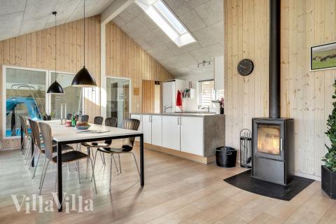 Der große, lichtdurchflutete Aufenthaltsraum im Luxusferienhaus Nr. 338 für 16.