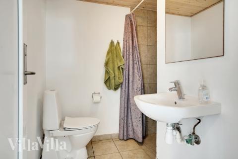 Eines der Badezimmer im Luxusferienhaus Nr. 338