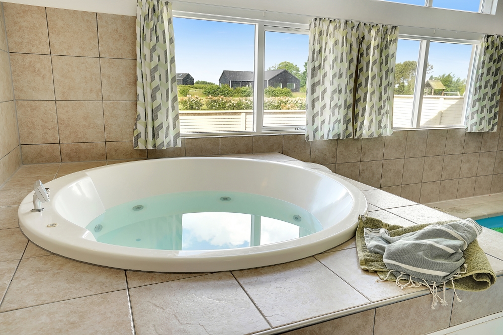 Genießen Sie den warmen Whirlpool im Luxusferienhaus Nr. 338 in Fünen und seine Inseln