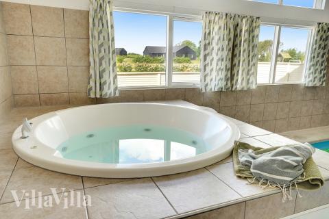 Genießen Sie den warmen Whirlpool im Luxusferienhaus Nr. 338 in Fünen und seine Inseln