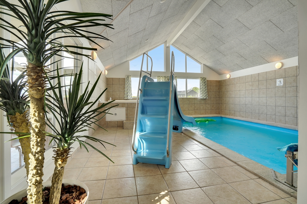Das Ferienhaus 338 hat einen schicken Poolbereich mit Wasserrutsche, einem geräumigen, eingelassenen Whirlpool und einer Sauna.