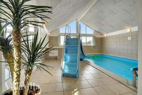 Das Ferienhaus 338 hat einen schicken Poolbereich mit Wasserrutsche, einem geräumigen, eingelassenen Whirlpool und einer Sauna.